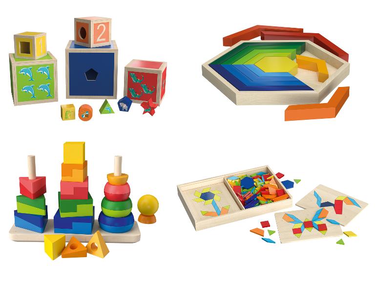Dřevěné hračky pro děti: stohovací kostky, tvarové puzzle a stohovací kroužky.