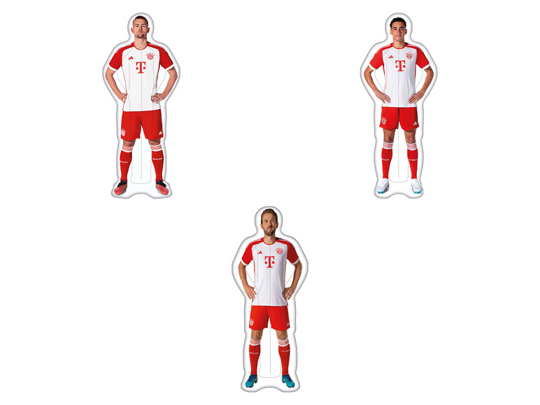 Tři mužské figurky v fotbalových dresech Bayernu Mnichov s logem Adidas.