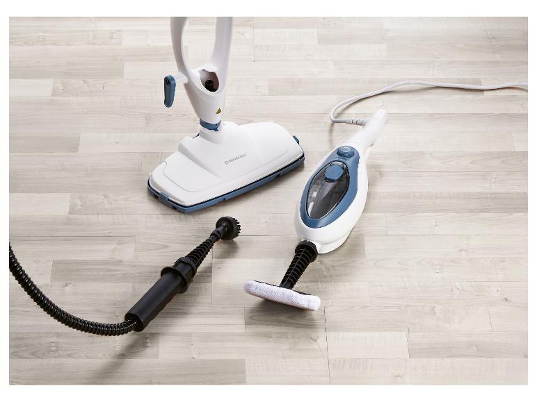 Parní mop SilverCrest a ruční parní čistič s příslušenstvím na světlé dřevěné podlaze