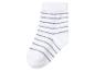Bílé ponožky s šedými pruhy.