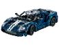 Modrý sportovní vůz Ford GT, postavený z kostek, s bílými pruhy.