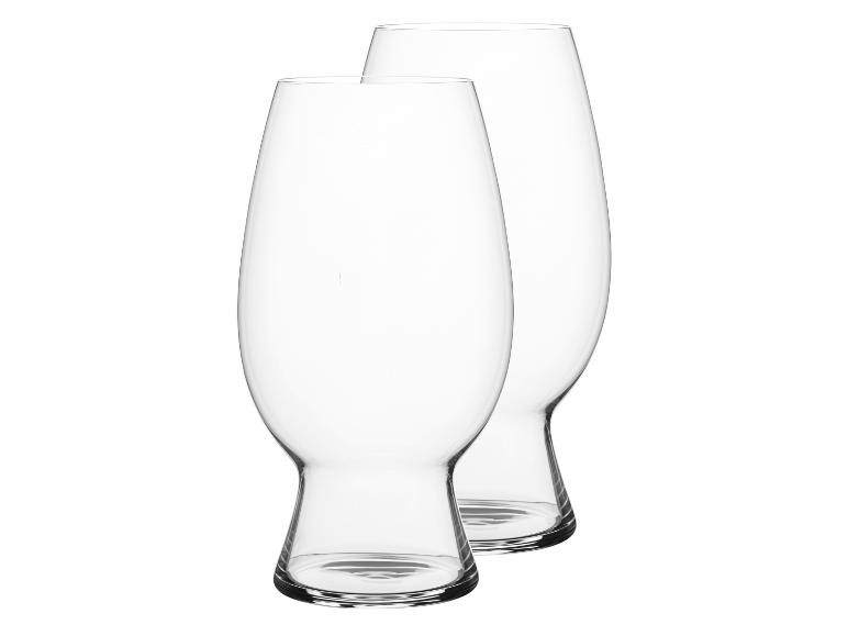 Dvě průhledné sklenice na pivo ze skla.