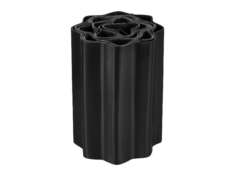 Role černých zvlněných okrajů pro zahradní rostliny.