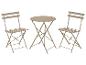 Bistro set se dvěma béžovými skládacími židlemi a kulatým skládacím stolem.