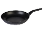Černá nepřilnavá pánev s ergonomickou rukojetí.