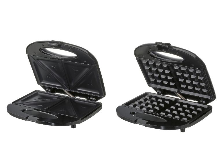 Černý toustovač a vaflovač: ideální pro toasty a vafle.