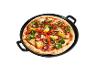 Čerstvě upečená vegetariánská pizza v černé litinové pánvi.