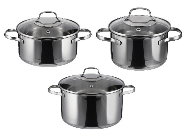 Tři nerezové hrnce se skleněnými poklicemi, na bílém pozadí