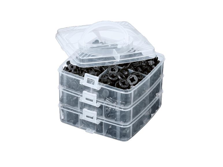 Sada spojovacích prvků: černé plastové šrouby a spony.