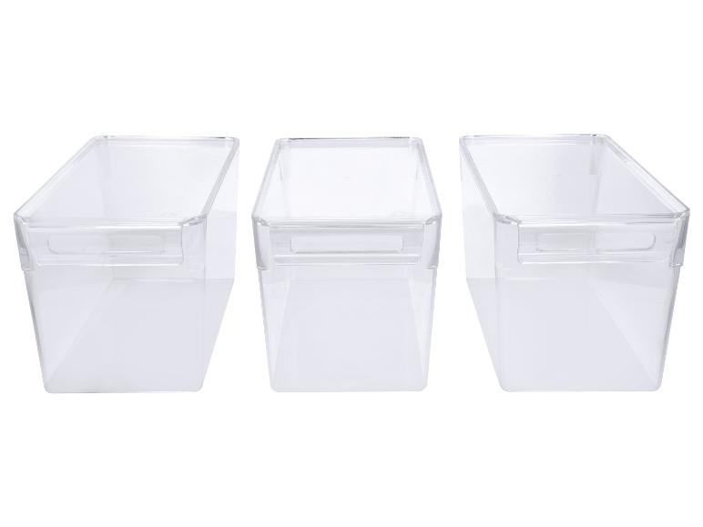Tři průhledné plastové úložné boxy s úchyty, na bílém pozadí.
