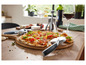 Pizza s nožem na pizzu na dřevěné desce.