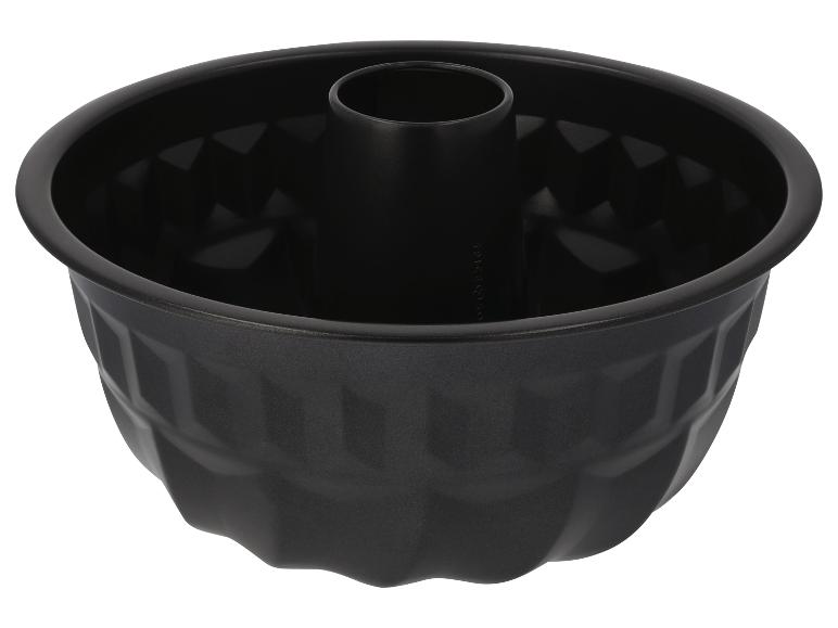 Černá forma na bábovku s žebrovaným designem a středovou trubkou.