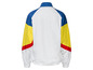 Bílá větrovka s modrými, žlutými a červenými detaily.