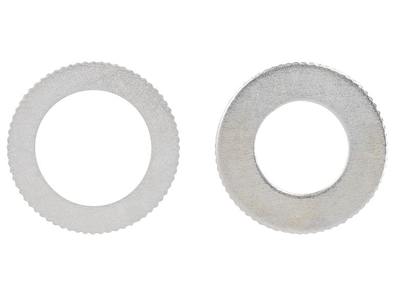 Dvě kovové podložky: jedna ozubená, jedna hladká.