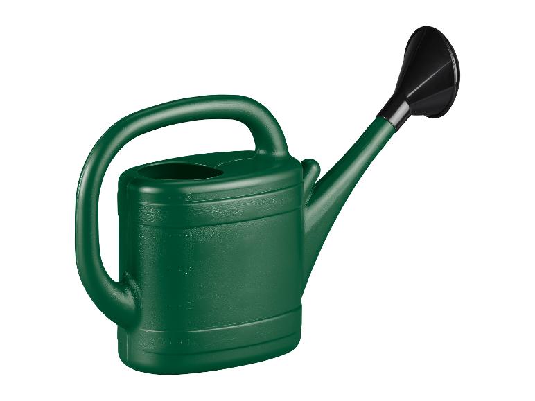 Zelená plastová konev s černou růžicí