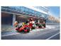 Sada LEGO Ferrari Formule 1 se závodním vozem a týmem v boxech.