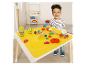 Batole si hraje s Play-Doh u stolu s integrovanou podložkou.