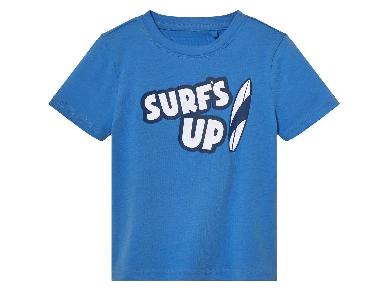 Modré tričko pro chlapce s potiskem 'Surf's Up' a surfovou prknem.