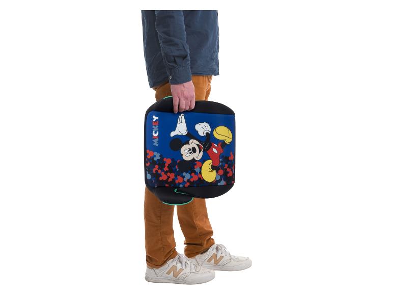 Osoba drží modrou podsedák Mickey Mouse s barevným vzorem.