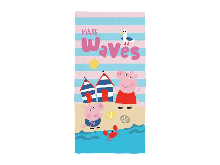 Dětská plážová osuška s Peppou Pig hrající si na pláži a nápisem „MAKE Waves“.