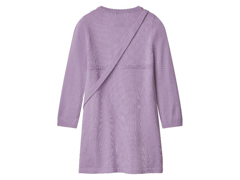 Fialové pletené šaty s dlouhými rukávy a diagonálním pruhem přes záda.