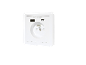 Bílá elektrická zásuvka s USB porty.
