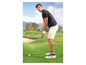 Muž v golfovém oblečení, včetně trička s krátkým rukávem a šortů, na golfovém hřišti.