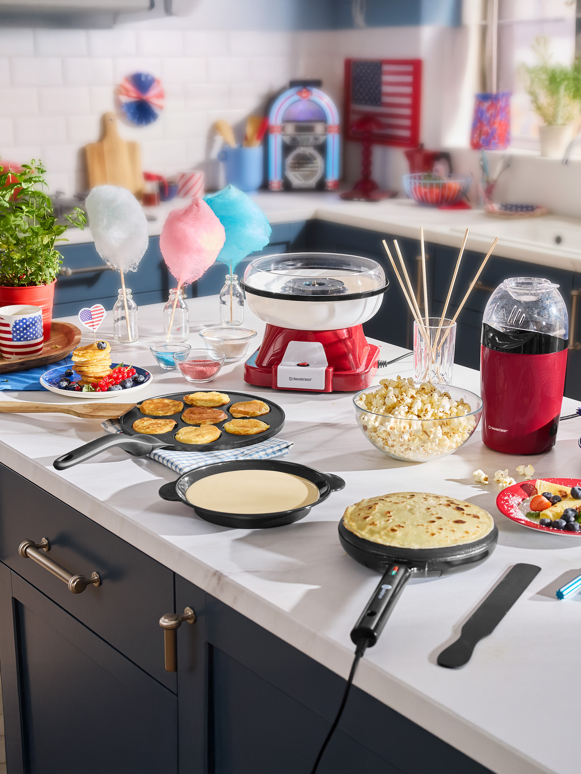 Kuchyňská linka s cukrovou vatou SilverCrest, popcornovačem, palačinkami a krepami.