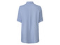 Světle modrá košile s krátkým rukávem.