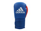 Modré boxovací rukavice Adidas s mřížkovým panelem.