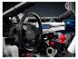 Detail interiéru vozu Lego Technic s volantem a palubní deskou.