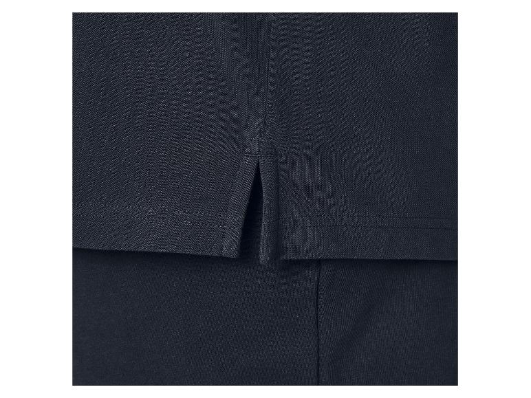 Detail tmavě modrého polo trička s bočními rozparky.