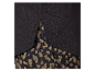 Černý oděv a leopardí kalhoty.