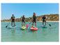 Lidé na paddleboardech Aqua Marina na moři.