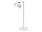 Bílá moderní stojací lampa s nastavitelnou hlavou a rozsvíceným světlem.