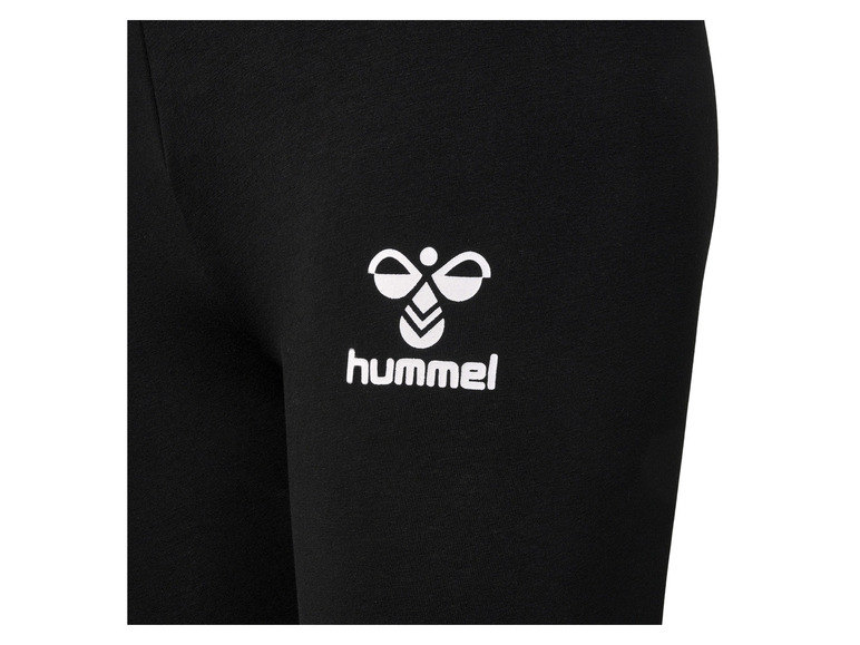 Černé trenýrky Hummel s bílým logem.