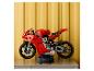 Červený model motocyklu LEGO Technic Ducati Panigale V4 R na černém stojanu.