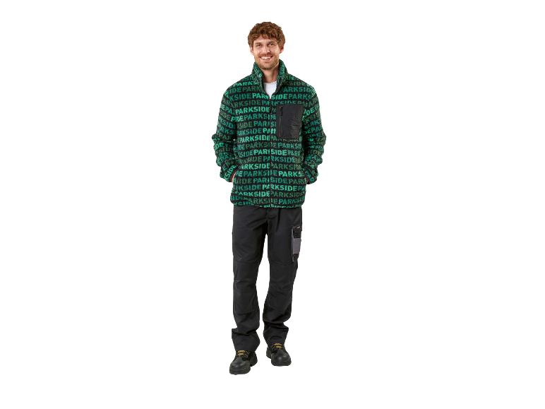 Muž v zeleno-černé fleecové bundě s textem „PARKSIDE“ a černých pracovních kalhotách.