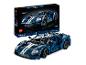 Model auta LEGO Technic Ford GT a jeho produktová krabice.