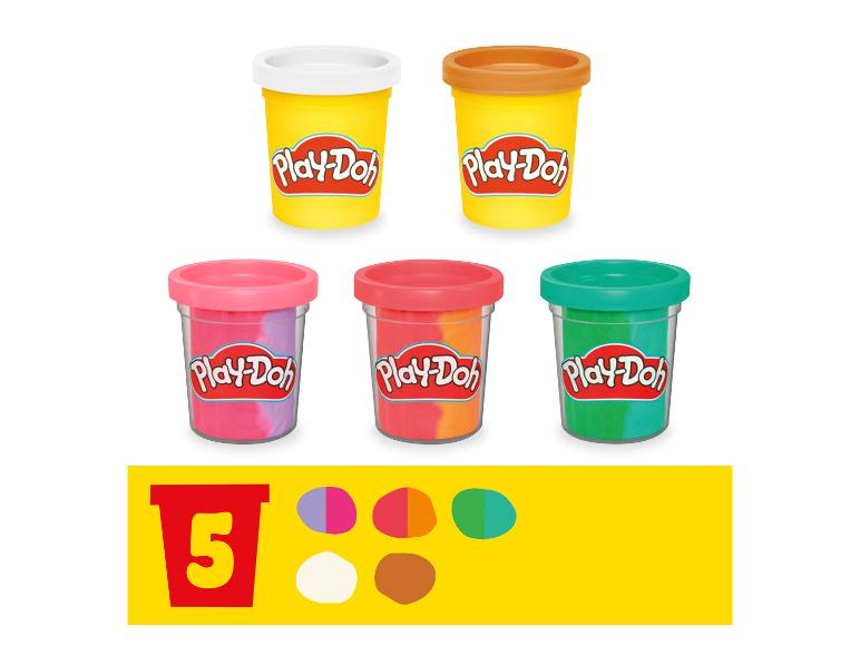 Pět kelímků modelíny Play-Doh v různých barvách.