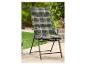 Skládací zahradní židle se zelenou a šedou kostkovanou poduškou.