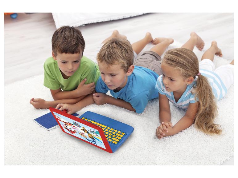 Děti s notebookem Paw Patrol.