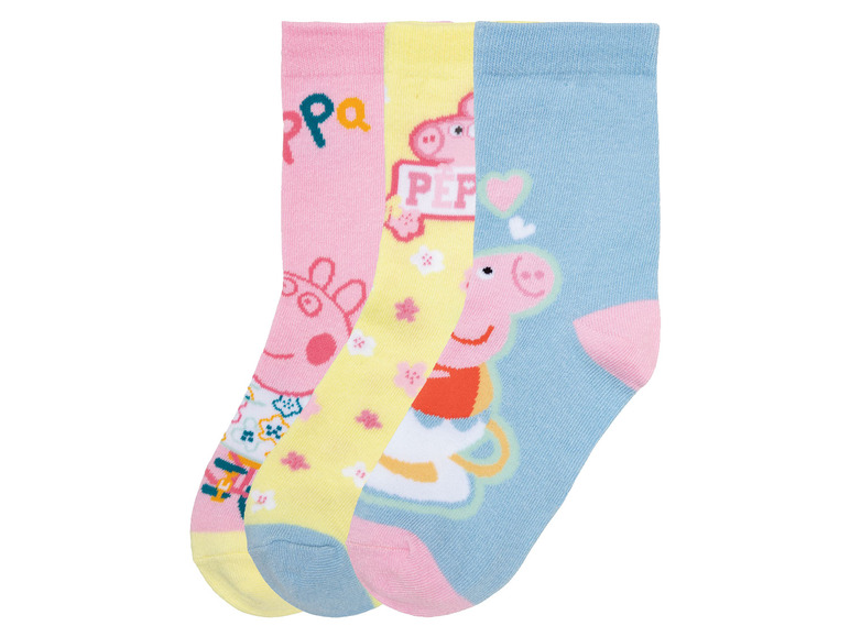 Tři páry ponožek Peppa Pig v růžové, žluté a modré barvě.