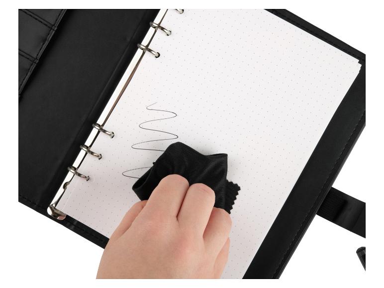 Čištění černého spirálového bloku hadříkem.