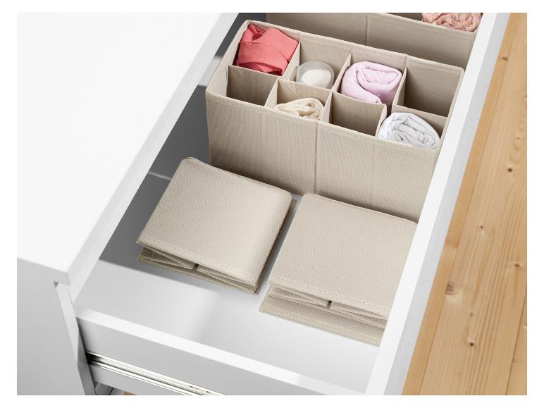 Béžové textilní úložné boxy do šuplíků, ideální pro složené oblečení.
