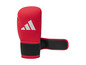 Červené boxerské rukavice Adidas se suchým zipem.
