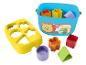 Fisher-Price třídič tvarů s modrým kbelíkem, žlutým třídicím víkem a barevnými tvary.