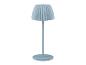 Moderní světle modrá stojací lampa s plisovaným stínidlem a kulatou základnou.