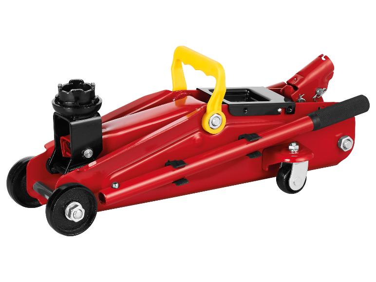 Červený hydraulický zvedák s černými koly a žlutou rukojetí