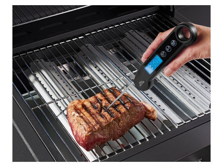 Digitální teploměr na maso Grill Meister, kontrolující teplotu steaku na grilu.